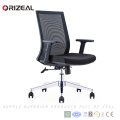 Chaise de travail en tissu maille ergonomique colorée faite sur mesure Orizeal avec bras (OZ-OCM039B)